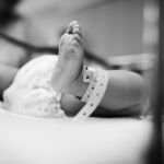 Bebê de um mês é encontrado em mata com sinais de desidratação em Ibirité, na Grande BH