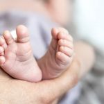 Bebê com placenta é encontrado morto dentro de contêiner de lixo