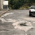 Vazamento de esgoto persiste há cinco meses em bairro de Juiz de Fora