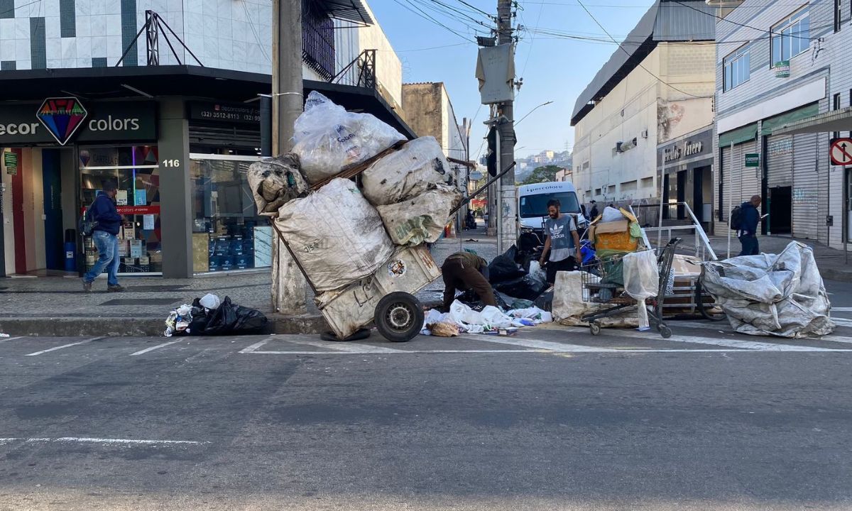 Lojistas do Centro de Juiz de Fora denunciam lixo acumulado em esquina