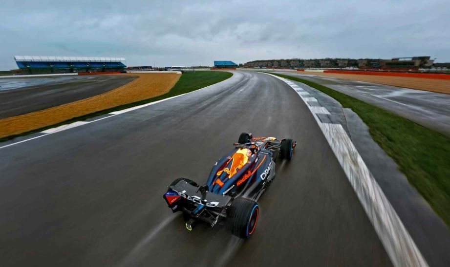 Drone filma volta de Max Verstappen, campeão de Fórmula 1, na Inglaterra; veja