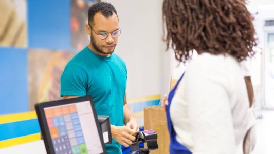 Rede de supermercados conta com vagas exclusivas para candidatos com 50 anos ou mais
