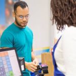 Supermercado abre vagas de emprego em BH para pessoas com 50 anos ou mais; veja como se inscrever