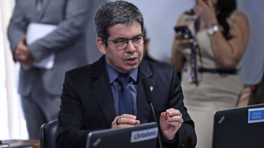 Rede diz que “lamenta, mas respeita” desfiliação de Randolfe: “Nos cabe desejar sorte”.