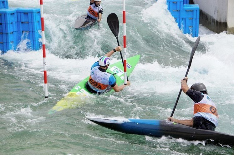 Canoagem slalom e caiaque cross são a mesma coisa?