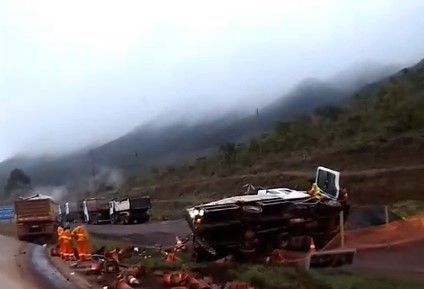 Batida entre caminhões mata um motorista e deixa outro ferido na BR-040, em Itabirito (MG)