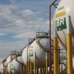 Redução no preço da gasolina para as distribuidoras começa a valer nesta sexta (16)