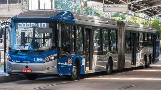 Reduzir tarifa e tempo de espera incentivaria uso de transporte público, aponta estudo da CNI.