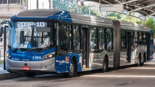 Reduzir tarifa e tempo de espera incentivaria uso de transporte público, aponta estudo da CNI.