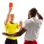 Árbitro e jogador vão para no hospital após 'pancadaria' em partida de futebol