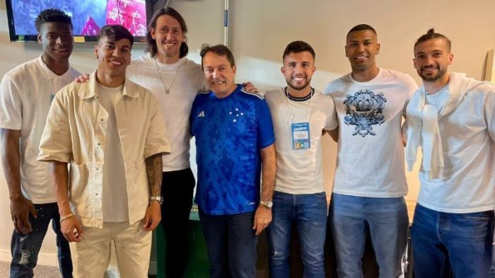 Pedro Lourenço ao lado de seis reforços do Cruzeiro; faltou Fabrizio Peralta