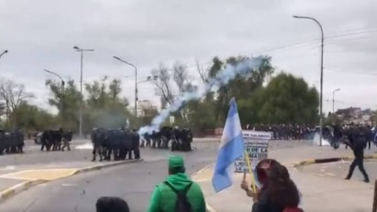 Confrontos violentos marcam protestos na Argentina após reforma da constituição  