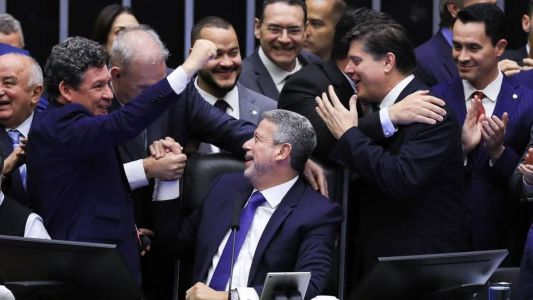Reforma tributária aprovada pela Câmara prevê cashback, mas detalhes ainda precisam ser definidos.