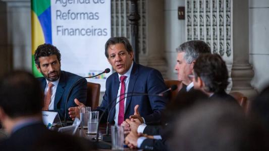Reformas microeconômicas do governo devem baratear crédito independentemente da Selic, dizem especialistas.