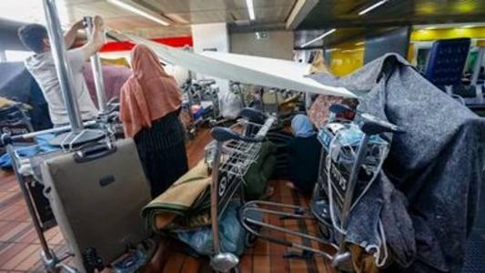 Refugiados afegãos improvisam barracas no Aeroporto de Guarulhos