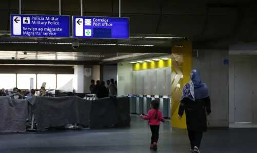 Mãe e filha abrigadas em aeroporto brasileiro