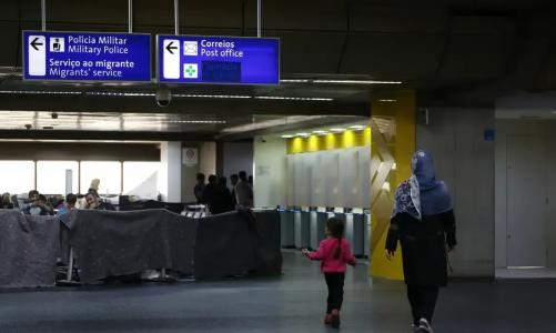 Mãe e filha abrigadas em aeroporto brasileiro