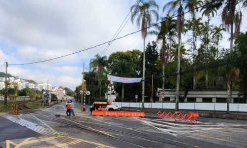 Trânsito está interditado na Rua Mariano Procópio para sondagens para obra de viaduto