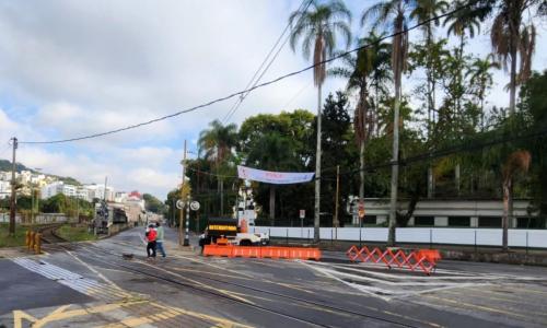 Trânsito está interditado na Rua Mariano Procópio para sondagens para obra de viaduto