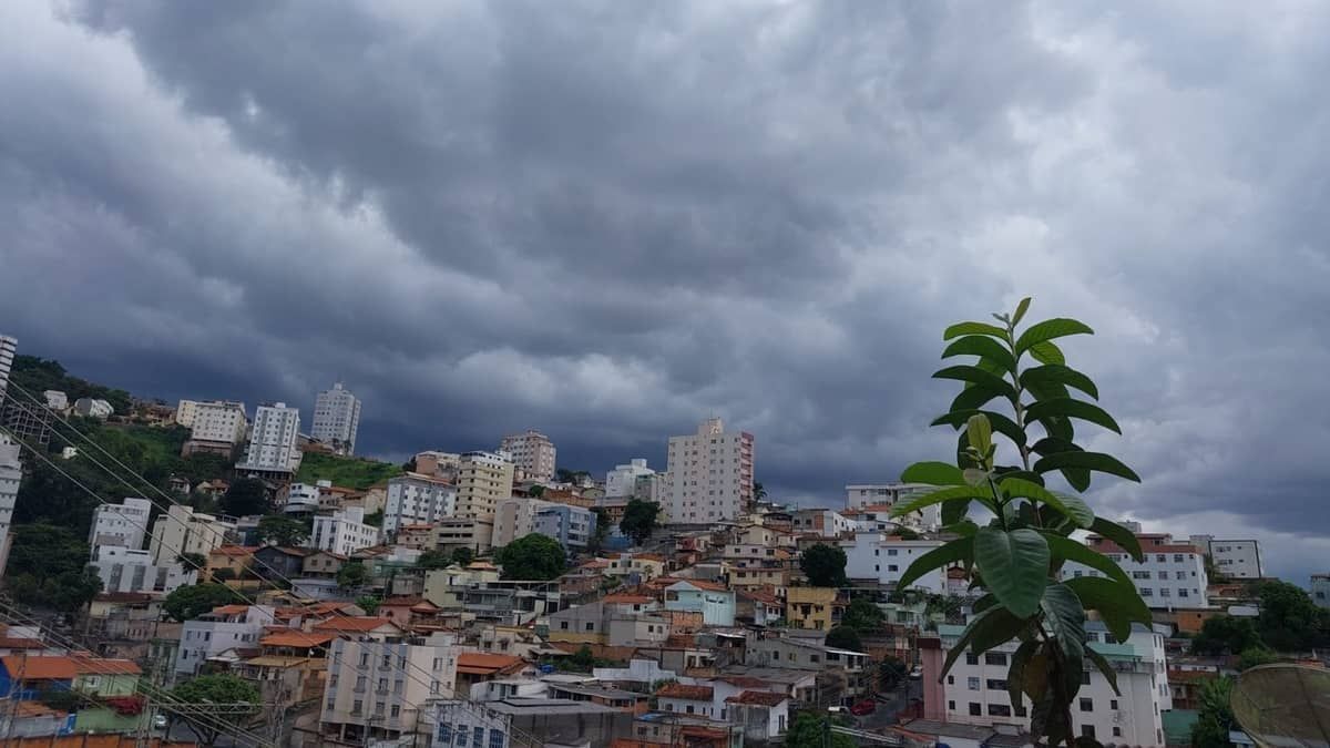 Chove mais de 40% da média histórica do mês em 3h na região Centro-Sul de BH