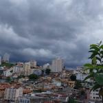 Chove mais de 40% da média histórica do mês em 3h na região Centro-Sul de BH