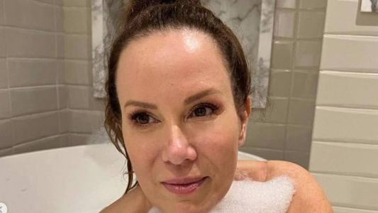 Regina Volpato posou nua em banheira e recebeu vários elogios