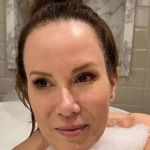 Regina Volpato celebra chegada de junho nua em banheira; veja fotos