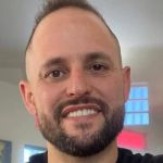 Homem é morto com um mata-leão após briga em casa noturna