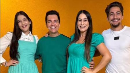 Regis Danese, a esposa e os filhos