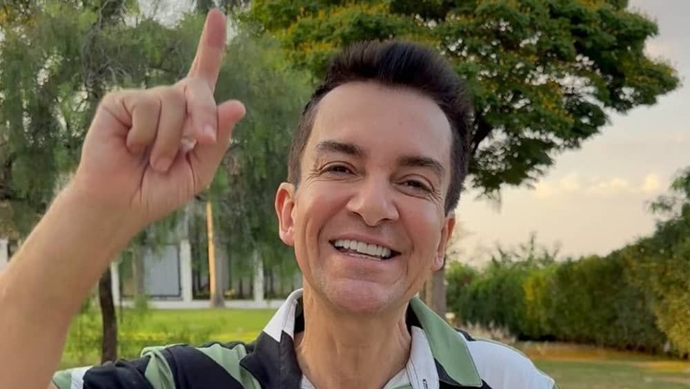 Vídeo: emocionado, Régis Danese canta pela primeira vez na TV após grave acidente