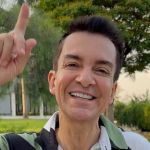 Vídeo: emocionado, Régis Danese canta pela primeira vez na TV após grave acidente