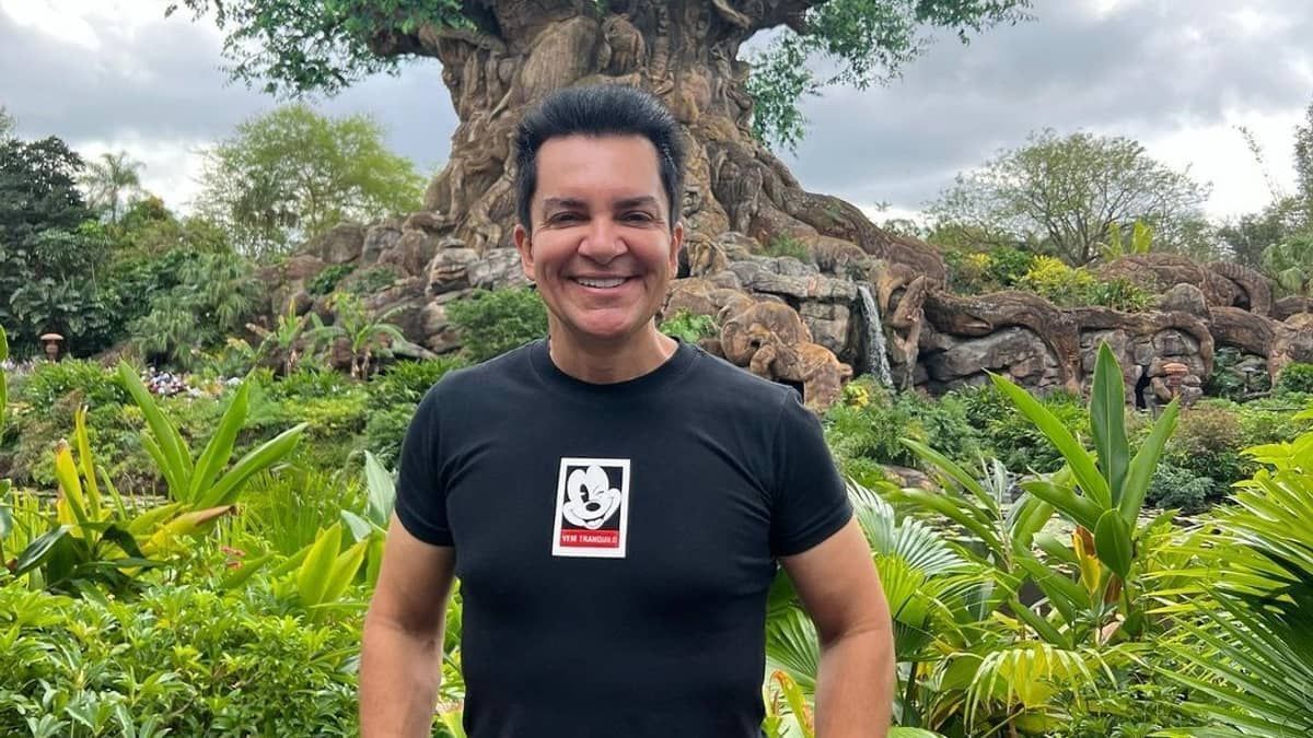 Regis Danese, cantor gospel de 'Faz Um Milagre Em Mim', celebra melhora após cirurgia no intestino