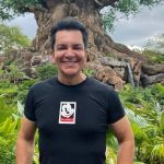 Regis Danese, cantor gospel de 'Faz Um Milagre Em Mim', celebra melhora após cirurgia no intestino