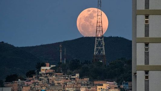 Registro da superlua azul foi feito por volta das 17h31 da tarde dessa quarta-feira (30)