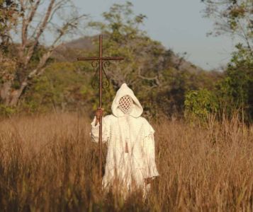 Registro de performance do artista Antônio Obá que integra a mostra que entrará em cartaz no CCBB/BH