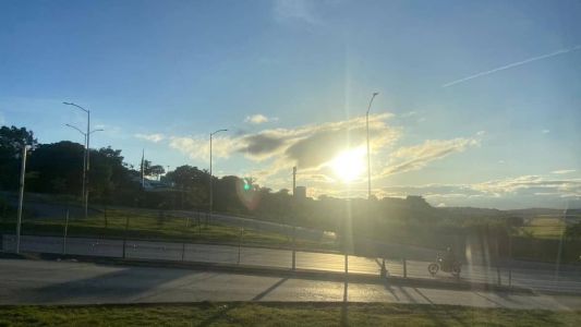 Registro do céu na manhã deste sábado (18), na região da Pampulha