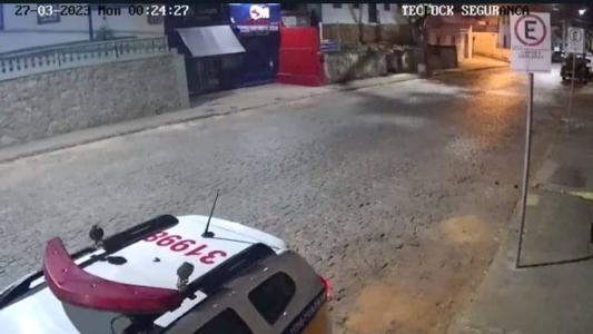 Registro feito no início da madrugada de segunda-feira (27) e viralizou na cidade