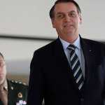 Regras diplomáticas beneficiaram que Bolsonaro entrasse nos EUA sem cartão de vacinação, avaliam especialistas
