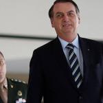 Regras diplomáticas beneficiaram que Bolsonaro entrasse nos EUA sem cartão de vacinação, avaliam especialistas