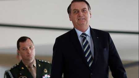 Regras diplomáticas beneficiaram que Bolsonaro entrasse nos EUA sem cartão de vacinação, avaliam especialistas.