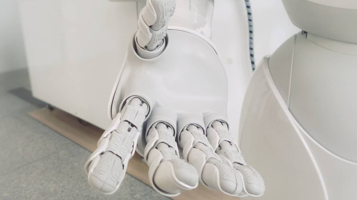 Regulamentação da inteligência artificial é urgente e complexa, diz especialista