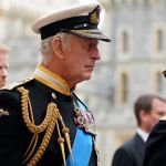 Rei Charles tem o desejo de fazer as pazes com Harry, diz jornal britânico