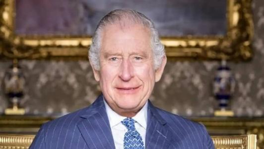 Rei Charles, de 75 anos, é considerado 'mimado' pelo escritor