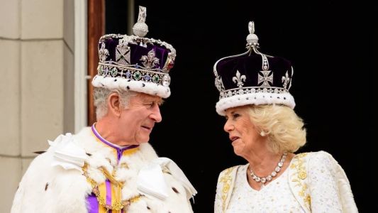 Rei Charles III e Rainha Consorte Camilla durante a coroação, em maio deste ano