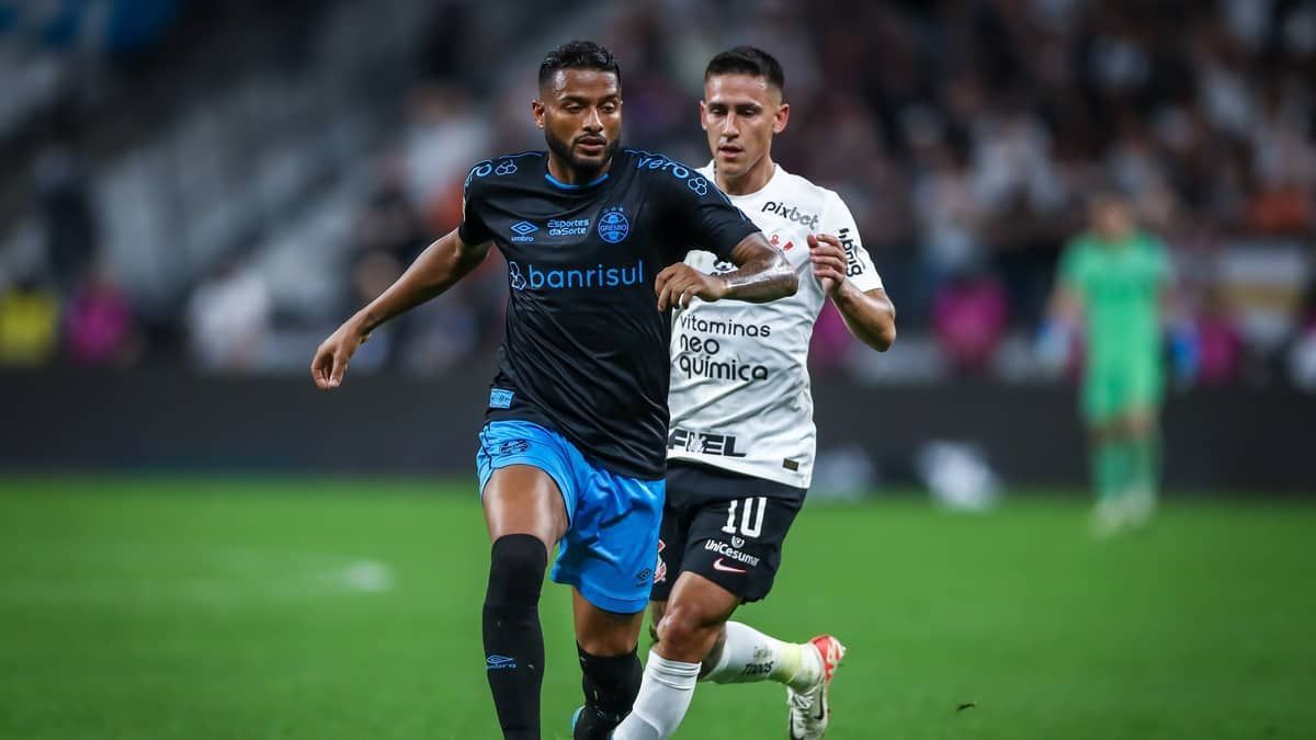 Reinaldo alfineta após pênalti não dado para o Grêmio: 'Se fosse contra nós o VAR ia chamar'