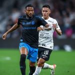 Reinaldo alfineta após pênalti não dado para o Grêmio: 'Se fosse contra nós o VAR ia chamar'