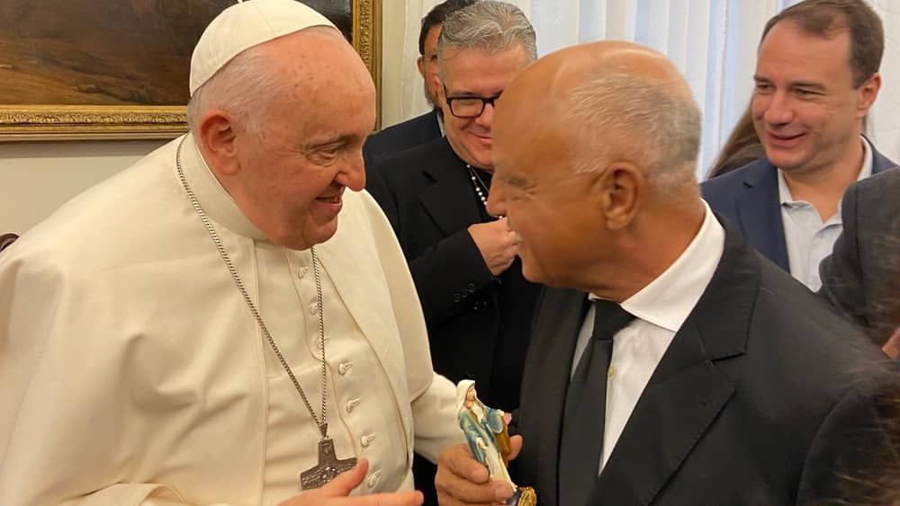 Comitiva com ídolo do Atlético se encontra com Papa Francisco