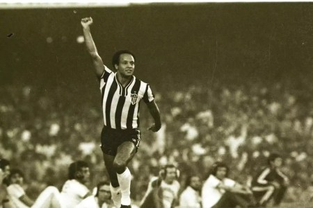 Reinaldo e sua comemoração típica após mais um gol pelo Atlético