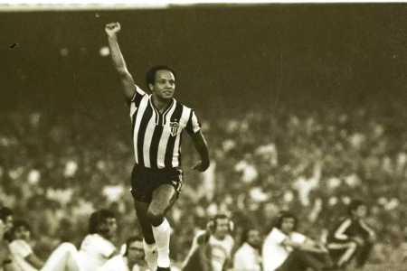 Reinaldo e sua comemoração típica após mais um gol pelo Atlético