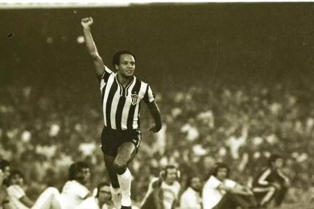 Reinaldo e sua comemoração típica após mais um gol pelo Atlético